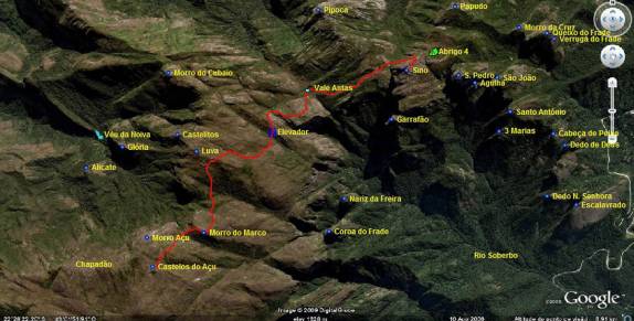 Foto aérea do Parque Nacional da Serra dos Órgãos, no Rio de Janeiro e da trilha que atravessa o parque